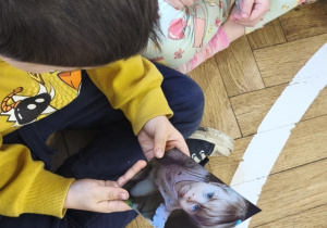 Na zdjęciu widzimy chlopca, który ogląda zdjęcie Jubilatki.