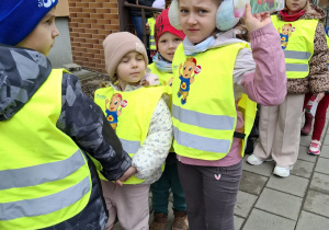 dziewczynka pokazuje zdjęcie tulipanów