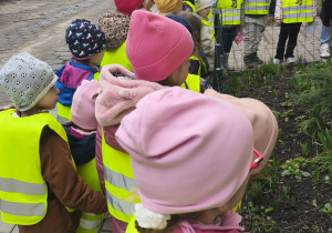 dzieci przed rabatą kwiatów