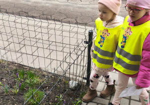 dzieci przed rabatą kwiatów