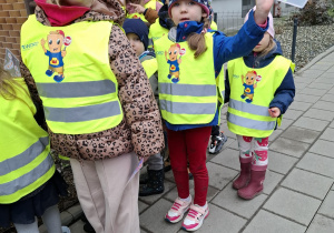 dziewczynka pokazuje zdjęcie żonkili