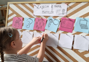 dziewczyna zaznacza wykonane zadanie