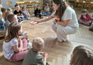 kobieta trzyma w ręku pudełko