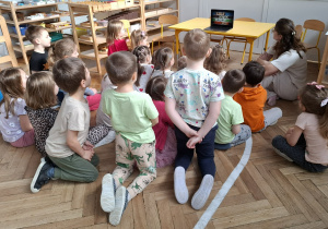 wszyscy oglądają film edukacyjny