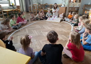 grupa dzieci słucha kobiety