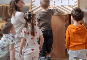 chłopiec zaznacza wykonane zadanie