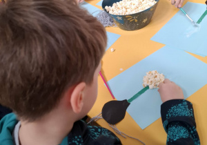 dzieci wykonują prace plastyczne