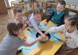 dzieci birą popcorn z miski