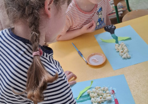 dzieci wykonują prace plastyczne