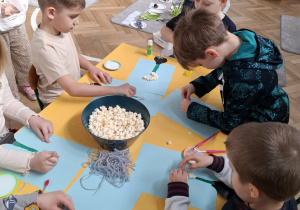 dzieci wykonują prace plastyczne