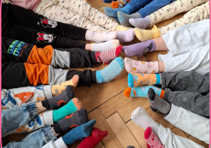 zdjęcie stóp dzieci w kolorowych skarpetkach