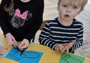 dzieci przy stolikach, wykonują prace plastyczne