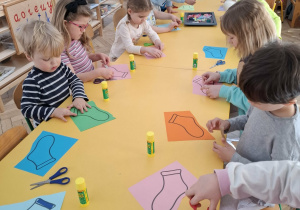 dzieci przy stolikach, wykonują prace plastyczne