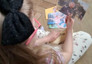 dziewczynka patrzy na fotografię