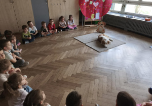 Dzieci obserwują psa