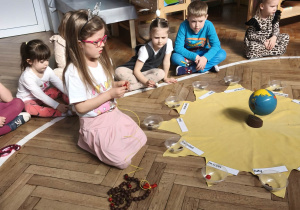 Dziewczynka nawleka linie życia