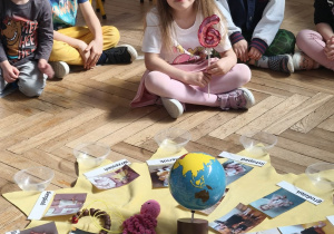 Dziewczynka nawleka linie życia