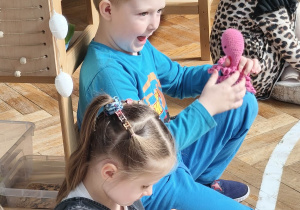 dzieci oglądają przedmioty i zdjęcia z dzieciństwa