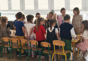 Dzieci śpiewają sto lat