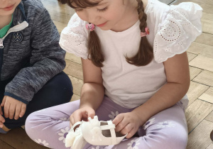 dzieci oglądają przedmioty i zdjęcia z dzieciństwa