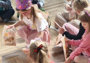 Dziewczynka rozdaje upominki swoim gościom