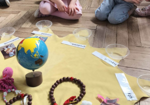 Dziewczynka nawleka linie życia