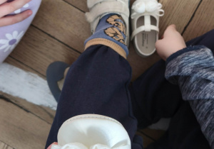 dzieci oglądają przedmioty i zdjęcia z dzieciństwa