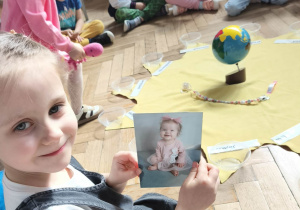 dzieci oglądają przedmioty i zdjęcia z dzieciństwa