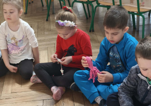 dzieci oglądają przedmioty i zdjęcia z dzieciństwa