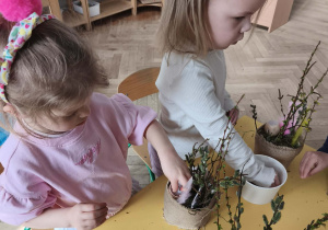 Dzieci wykonują stroiki