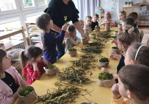 Dzieci wykonują stroiki