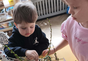 Dzieci wykonują stroiki