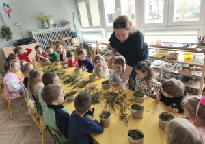 Dzieci wykonują stroiki