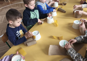 Dzieci szykują miseczki do stroików