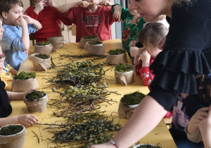 Dzieci wykonują stroiki