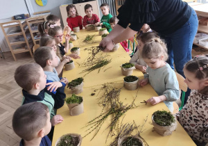 Dzieci wykonują stroiki