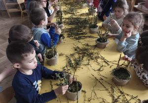 Dzieci wykonują stroiki