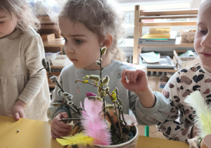 Dzieci wykonują stroiki