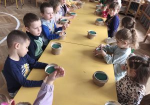 Dzieci szykują miseczki do stroików