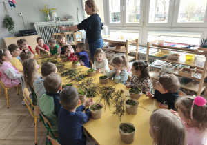 Dzieci wykonują stroiki