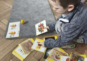 Dzieci poznają symbole świąteczne