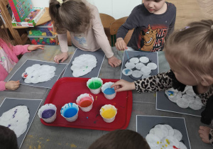 Dzieci malują pipetami pisanki