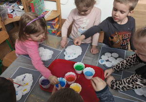 Dzieci malują pipetami pisanki