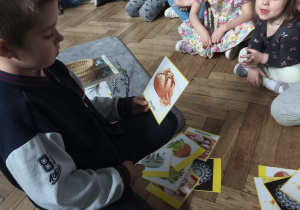 Dzieci poznają symbole świąteczne