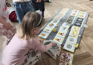 Dzieci poznają symbole świąteczne