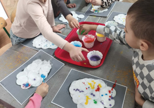 Dzieci malują pipetami pisanki