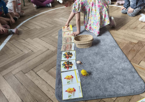 Dzieci poznają symbole świąteczne