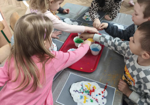 Dzieci malują pipetami pisanki