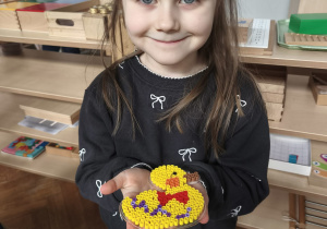 Dziewczynka i ułożona z koralików kaczuszka