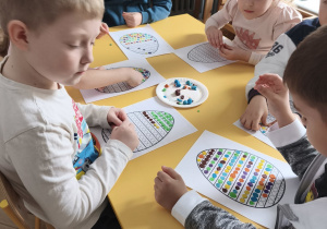 Wyklejanie pisanek plasteliną